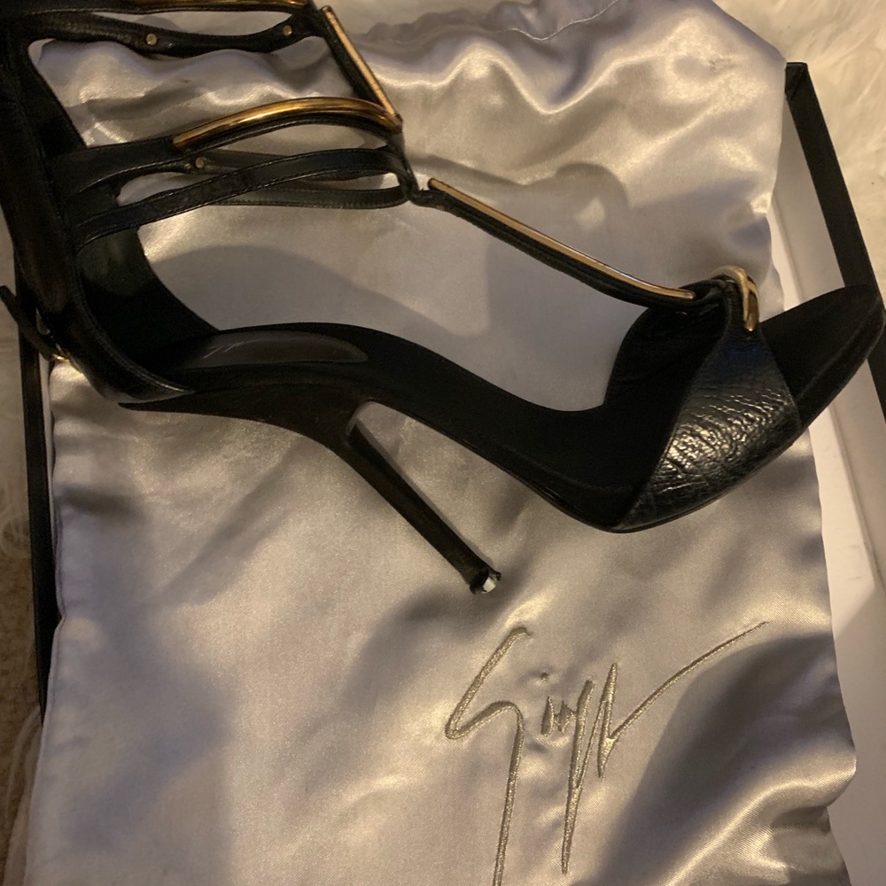 Giuseppe Zanotti metal trim t- strap sandals used